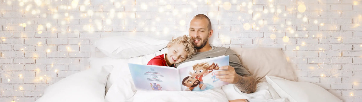 Papá y kiddo listo libro juntos en el mal, con luces de Navidad.