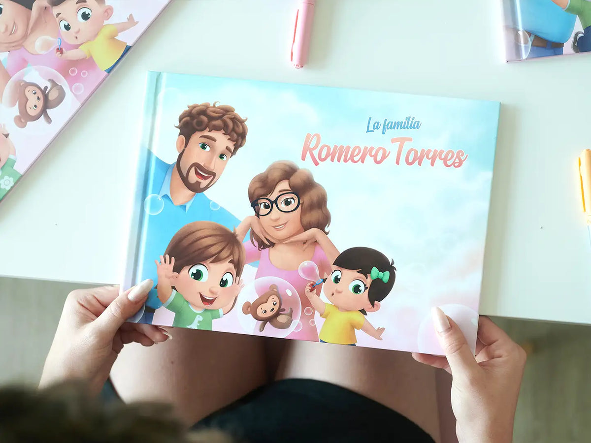 El libro de cuentos familiar personalizado es un regalo familiar divertido para cuatro miembros de la familia.