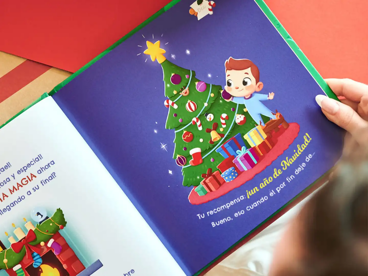 En esta historia personalizada de Navidad, el nino va a pasar un ano de Navidad.